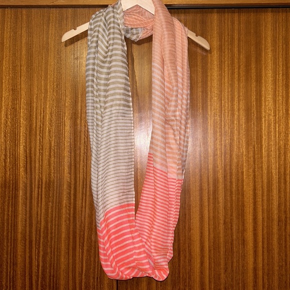 Three new infinity scarves. - Picture 2 of 8